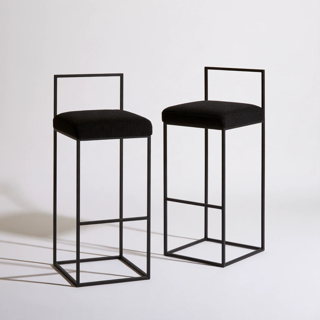 Sgabello da bar dalle linee essenziali, colore nero